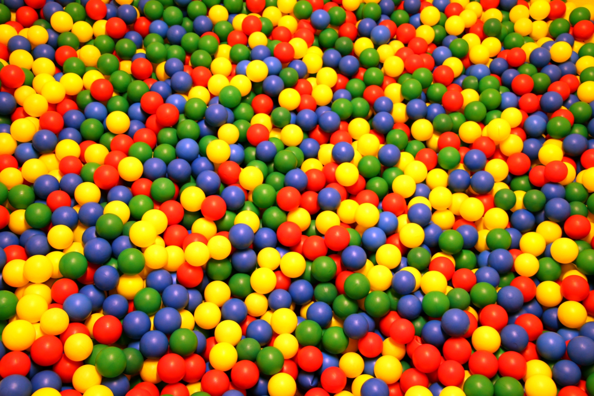 Цветной шар. Разноцветные шарики. Пластмассовые разноцветные шарики. Цветные пластиковые шарики. Бассейн с цветными шариками.