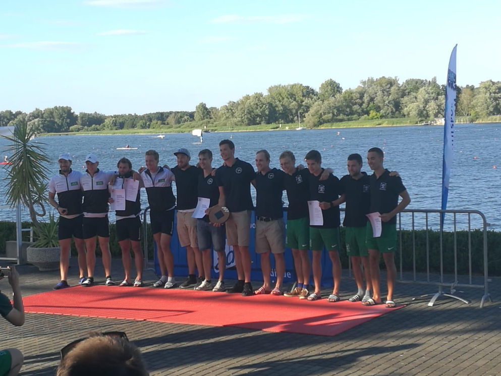Die Stuttgarter/ Lübecker Gewinner des Männer-Doppelvierer bei der Siegerehrung der DHM (5.-8. v.l.)